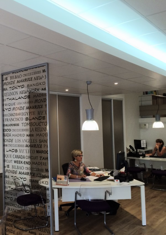 Peintures, faux plafonds et éclairage LED par ILP Pro dans une agence de voyage.