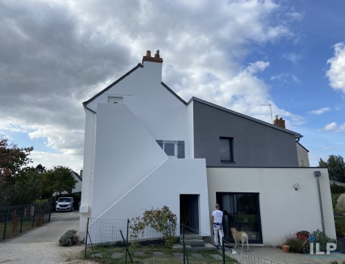 Peinture tri-colore de la façade d&rsquo;une maison